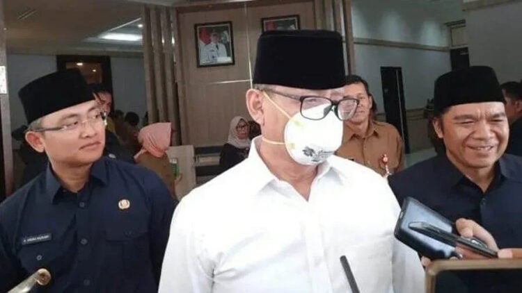 WAWANCARA: Gubernur Banten Wahidin Halim (tengah), didampingi Wakil Gubernur Andika Hazrumy (kiri) dan Sekda Banten Al Muktabar (kanan), saat di wawancara sejumlah wartawan. (ISTIMEWA)