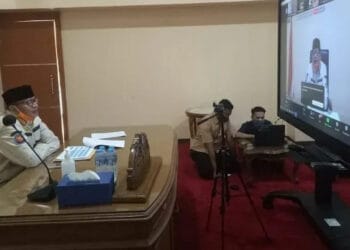 TELECONFERENCE : Gubernur Banten melakukan teleconference dengan Dirut PT SMI Persero Edwin Syahruzad, Dirjen Bina Keuangan Daerah Kemendagri M. Ardian Noervianto dan Dirjen Perimbangan Keuangan Kemenkeu Astera Primanto Bhakti. (ISTIMEWA)