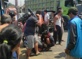 DITANGKAP: Satreskrim Polres Pandeglang sedang membekuk pencuri motor di Jalan Raya Saketi-Picung tepatnya di Pasar Saketi, Kecamatan Saketi, pekan lalu. (ISTIMEWA)