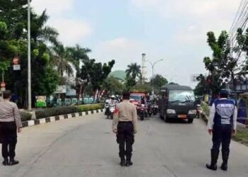 MENGHENINGKAN CIPTA: Petugas gabungan dari Polri, TNI dan Dinas Perhubungan Kota Tangerang Selatan menghentikan pengguna jalan dan pengemudi kendaraan di wilayah Pamulang, Senin (17/8). (JARKASIH/SATELIT NEWS)