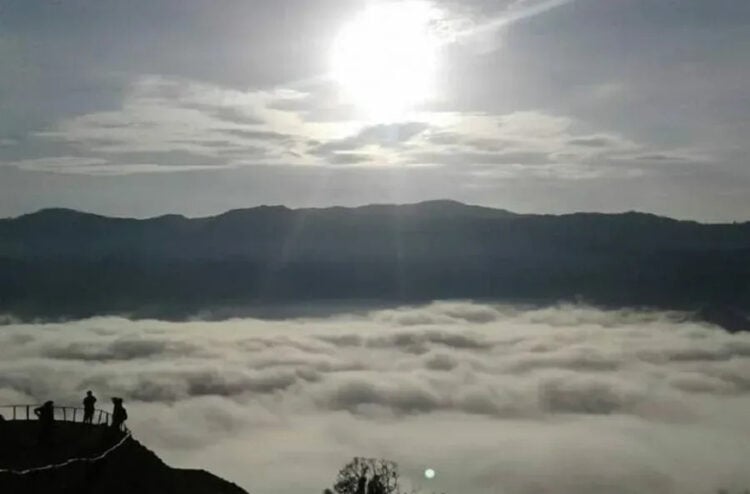 ILUSTRASI NEGERI DI ATAS AWAN