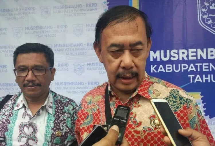 DIWAWANCARAI: Inspektur pada Inspektorat Kabupaten Pandeglang, Olis Solihin sedang diwawancarai wartawan di lingkungan Pendopo Bupati Pandeglang beberapa waktu lalu. (DOK/SATELIT NEWS)