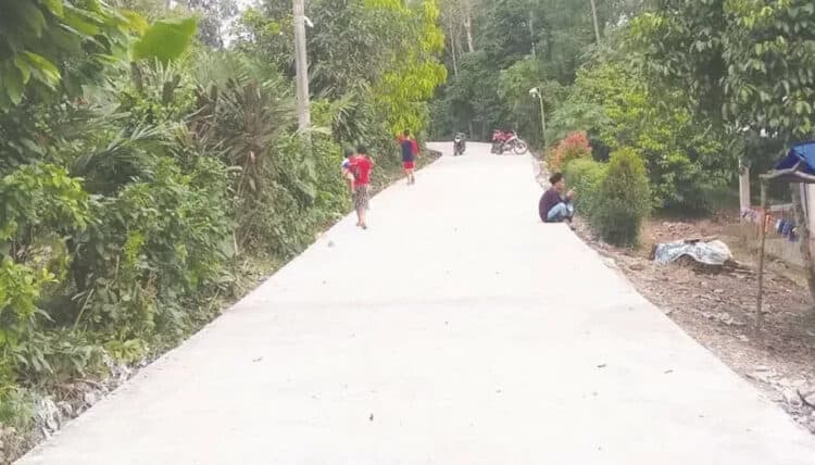 BETONISASI: Jalan penghubung Waringinkurung–Gunung Sari sudah selesai dibangun. Jalan tersebut yang sebelumnya kondisinya rusak, kini sudah te‎rlihat bagus dengan kontruksi betonisasi. (SIDIK/SATELIT NEWS)