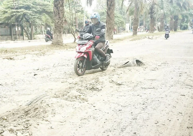 RUSAK: Kondisi jalan Juanda, Batuceper nampak rusak. Pemkot Tangerang diminta melakukan perbaikan. (IRFAN/SATELIT NEWS)