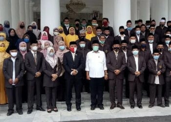 MELEPAS KAFILAH MTQ: Wakil Bupati Serang Pandji Tirtayasa saat melepas Kafilah Peserta MTQ Kabupaten Serang yang akan mengikuti MTQ XVII Tingkat Provinsi Banten, Senin (10/8). Pemkab Serang siapkan bonus Rp 30 juta, bagi juara pertama. (SIDIK/SATELIT NEWS)