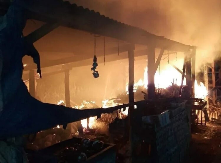 KEBAKARAN: ‎Sejumlah lapak pedagang di Pasar Harendong, di di Kecamatan Jawilan, Kabupaten Serang, ludes terbakar, sekitar pukul 05.00 WIB, Senin (3/8). Kebakaran terjadi, diduga akibat korsleting listrik. (ISTIMEWA)