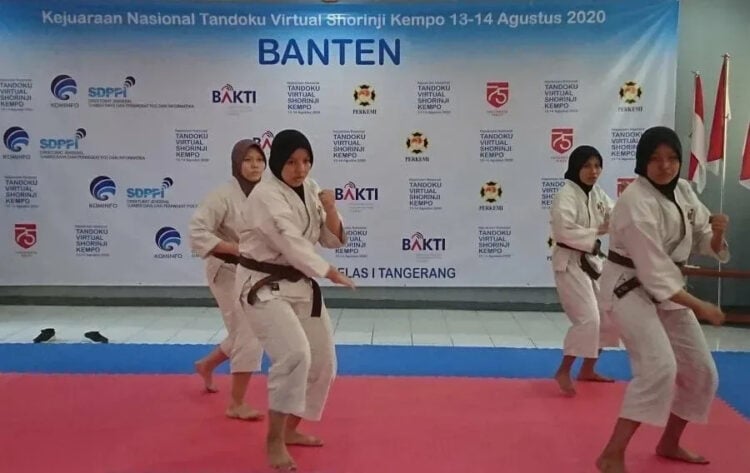 UJI COBA: Atlet Banten melakukan ujicoba pertandingan di Balai Monitoring Kominfo, Kabupaten Tangerang, Minggu, Senin, (10/8). (PERKEMI BANTEN UNTUK SATELIT NEWS)