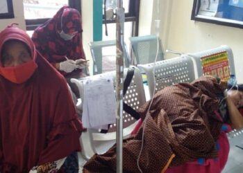 DALAM PERAWATAN : Pasien keracunan makanan sedang mendapatkan perawatan di Puskesmas Carita, Pandeglang, Minggu (9/8). (NIPAL/SATELIT NEWS)