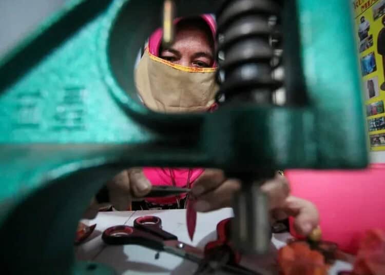 Aksesoris Wanita Berbahan Daun dan Bunga