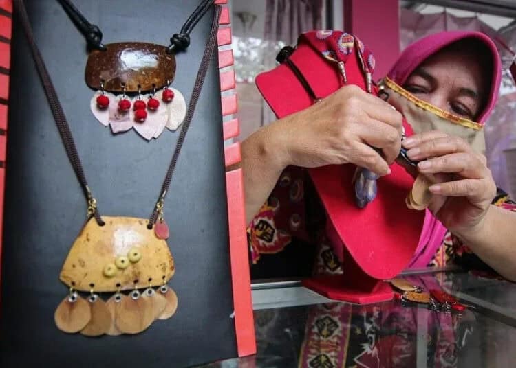 Aksesoris Wanita Berbahan Daun dan Bunga