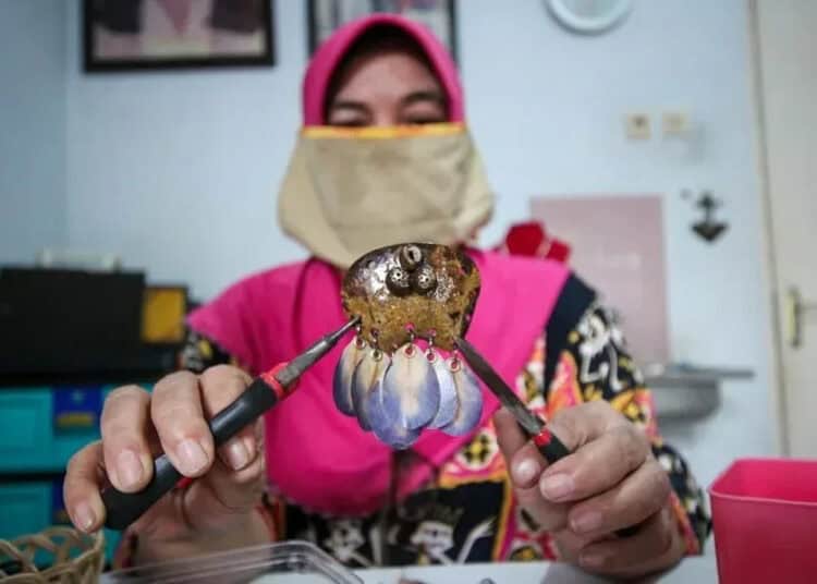 Aksesoris Wanita Berbahan Daun dan Bunga