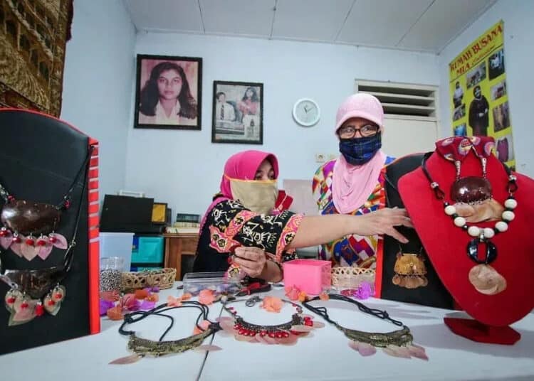 Aksesoris Wanita Berbahan Daun dan Bunga