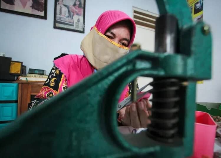 Aksesoris Wanita Berbahan Daun dan Bunga