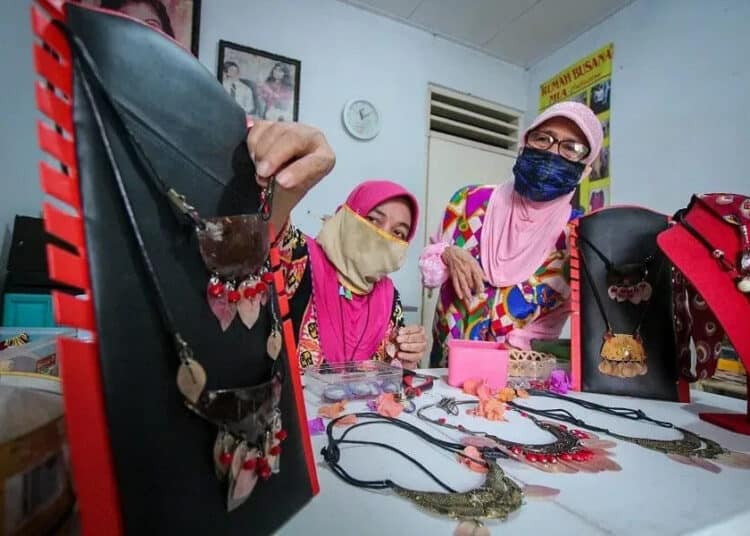 Aksesoris Wanita Berbahan Daun dan Bunga