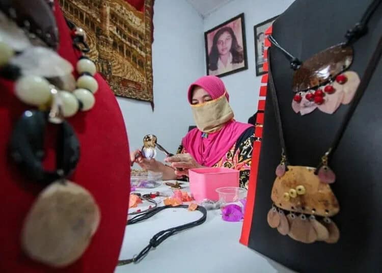 Aksesoris Wanita Berbahan Daun dan Bunga