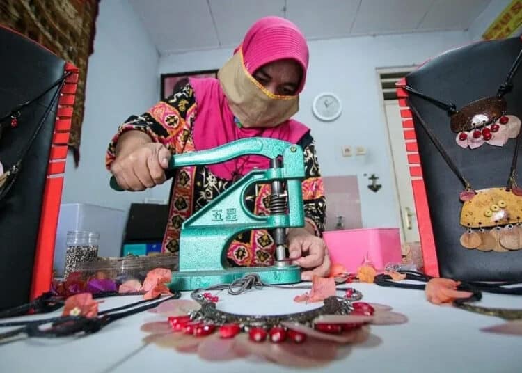 Aksesoris Wanita Berbahan Daun dan Bunga