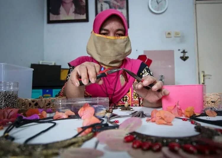 Aksesoris Wanita Berbahan Daun dan Bunga