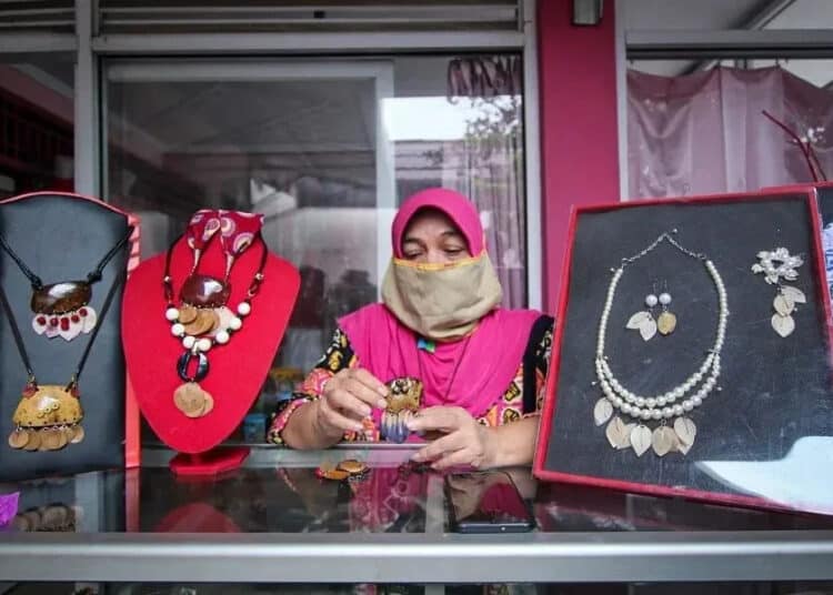 Aksesoris Wanita Berbahan Daun dan Bunga
