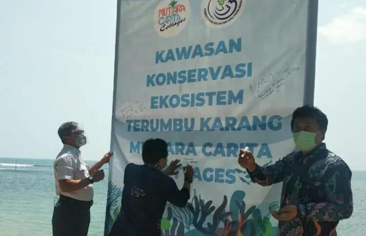 PENANDATANGANAN: KKP RI bersama para pihak lainnya secara simbolis mendatangani baligho, sebagai tanda kesiapan mensuksekan konservasi terumbu karang kawasan Pantai Mutiara Carita, Selasa (25/8). (NIPAL/SATELIT NEWS)