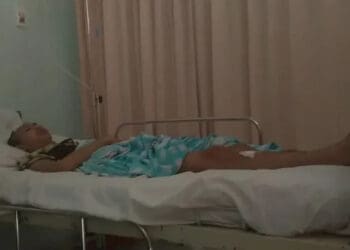 TERBARING: Putra Aji Adhari terbaring di salah satu rumah sakit di wilayah Ciledug. Putra menjadi korban pengeroyokan orang tak dikenal pada Rabu (22/7) lalu. (ISTIMEWA)