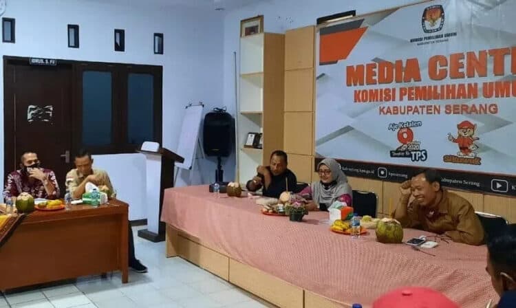 MONITORING: Anggota Komisi Pemilihan Umum Republik Indonesia (KPU RI), Pramono Ubaid Tanthowi saat berkunjung ke kantor KPU Kabupaten Serang, Rabu (19/8). Kedatangannya untuk memonitor langsung persiapan Pilkada Kabupaten Serang, 9 Desember 2020 nanti. (SIDIK/SATELIT NEWS)
