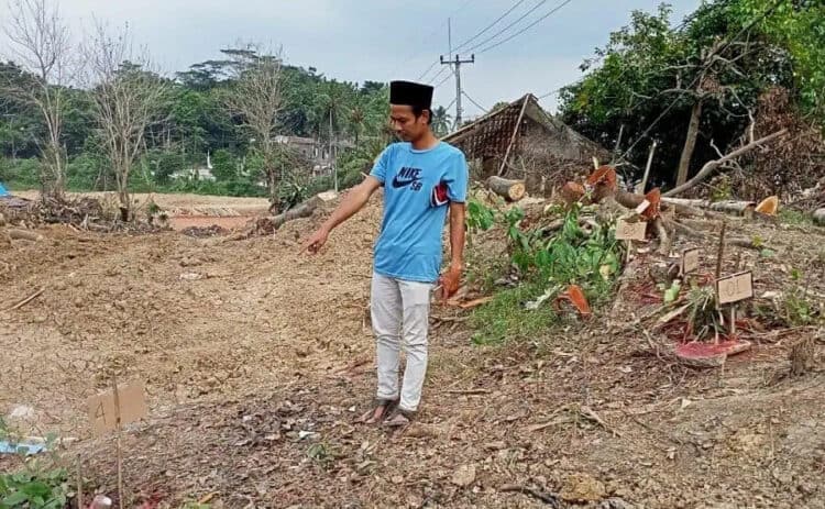 BELUM DIRELOKASI: Warga saat menunjukan salah satu makam di Desa Kaduagung Tengah, Kecamatan Cibadak yang belum bisa direlokasi lantaran belum adanya ahli waris, Selasa (18/8). (MULYANA/SATELIT NEWS)