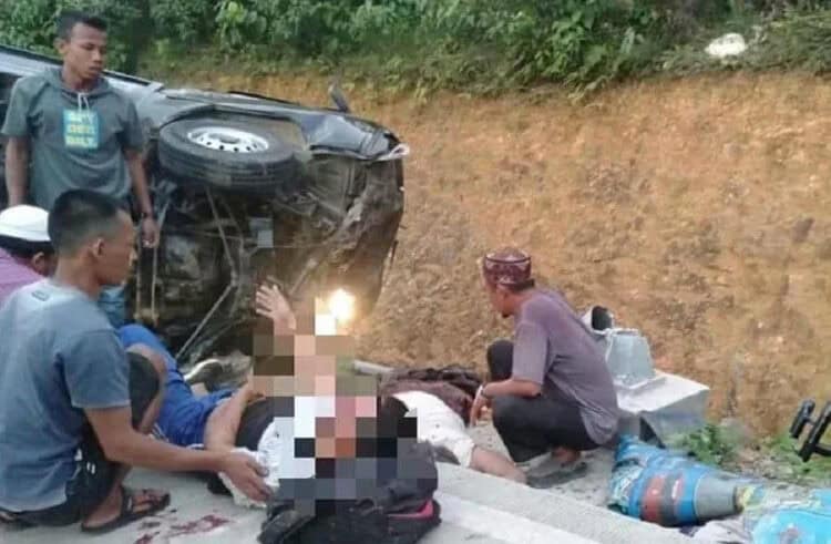 EVAKUASI: Warga membantu mengevaluasi jasad ketiga korban pengemudi dan penumpang losbak yang terjadi laka lantas di Jalan Cipanas - Warung Banten, Kecamatan Cibeber. (DOK WARGA)