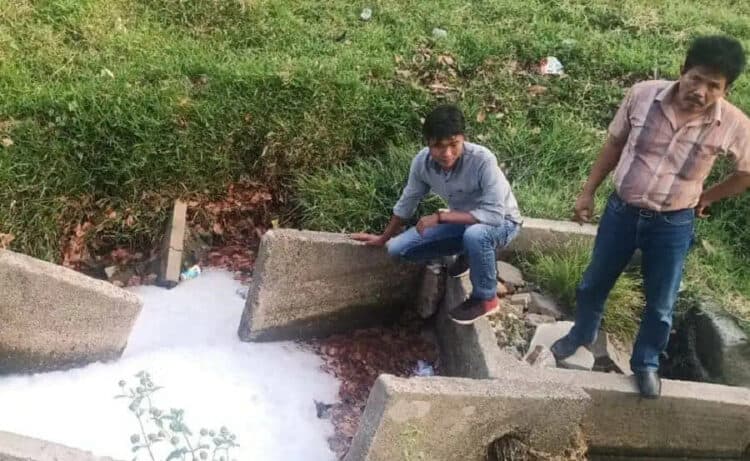 DUGAAN PENCEMARAN LIMBAH: Ketua Kaukus Lingkungan Hidup Serang Raya, Anton Jordan Susilo, saat melihat kondisi saluran air yang diduga tercemar limbah. (SIDIK/SATELIT NEWS)
