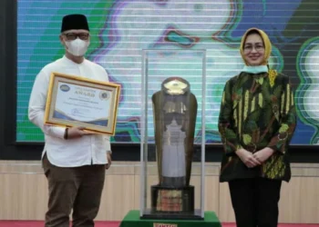 JUARA UMUM LAGI: Walikota Tangsel Airin Rachmi Diany usai penyerahan gelar juara umum MTQ tingkat Provinsi Banten tahun 2020 saat acara penutupan MTQ di Masjid Al-Bantani, Kota Serang, Sabtu (15/8). (ISTIMEWA)