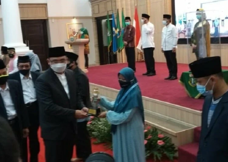 PENUTUPAN: Wakil Gubernur Banten Andika Hazrumy sedang memberikan piala peringkat ketiga kepada Kafilah Pandeglang, pada saat penutupan MTQ ke XVII Tingkat Provinsi Banten Tahun 2020. (ISTIMEWA)