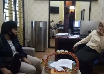 BERBINCANG: Kepala Bidang‎ Penetapan dan Penagihan Bapenda Kabupaten Serang, Warnerry Poetri ‎(kanan) berbincang dengan seorang warga, di ruang kerjanya, Kamis (13/8). (SIDIK/SATELIT NEWS)