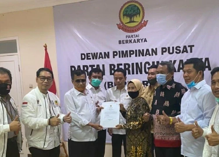 DUKUNGAN: Penyerahan rekomendasi dukungan terhadap Tatu-Pandji diberikan langsung Muchdi Pr kepada Tatu di Jakarta, Rabu (19/8). (ISTIMEWA)