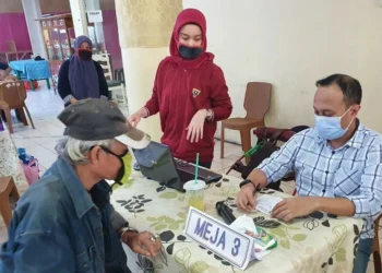 UNDIAN: Pedagang Pasar Ciputat mengambil nomor undian penempatan kios baru di Plaza Ciputat yang akan ditempatkan pada 11 Agustus, besok. (ISTIMEWA/ SATELIT NEWS)
