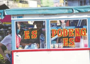 KAJI ULANG : Pedagang es podeng di kawasan Pasar Lama Kota Tangerang melayani pembeli. Aliansi Pedagang Pasar Lama (Apal) meminta Pemkot Tangerang meminta Pemkot Tangerang mengkaji ulang pembatasan jam operasional kawasan wisata kuliner tersebut. (DEDE KURNIAWAN/SATELIT NEWS)