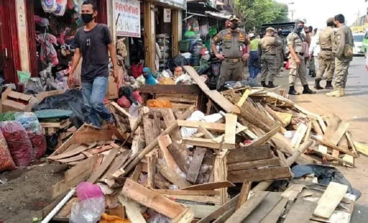 DITERTIBKAN: Petugas Satpol PP kota Tangsel menertibkan para pedagang yang berjualan di bahu jalan raya kawasan Pasar Serpong, Senin (3/8). (JARKASIH/SATELIT NEWS)