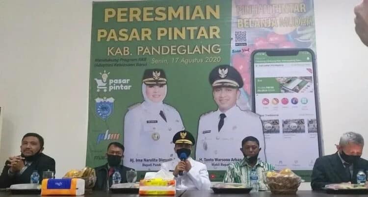 PASAR PINTAR: Wabup Pandeglang, Tanto Warsono Arban didampingi jajarannya dan pihak PT. Raharja Sinegri Komunikasi, sedang menjelaskan Pasar Pintar pada saat jumpa pers di Aula Ruang Pintar Setda Pandeglang, Senin (17/8). (NIPAL/SATELIT NEWS)
