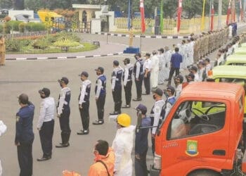 APEL: Wakil Walikota Tangerang Sachrudin memimpin apel sebelum pelaksanaan disinfeksi di wilayah Kota Tangerang, Selasa (11/8). (MADE/SATELIT NEWS)