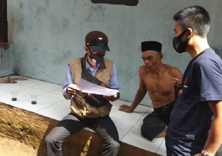 AUDIT: Petugas melakukan audit terhadap hasil pencoklitan PPDP. Selama satu hari penuh, pengawas menyisir rumah-rumah pemilih yang berada di wilayah terjauh, terpencil. (SIDIK/SATELIT NEWS)