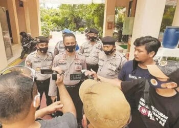 WAWANCARA: Kabag Ops Polres Metro Tangerang Kota, AKBP Ruslan Idris saat memberikan keterangan di kantor Kecamatan Pinang, Kamis (20/8). (IRFAN/SATELIT NEWS)