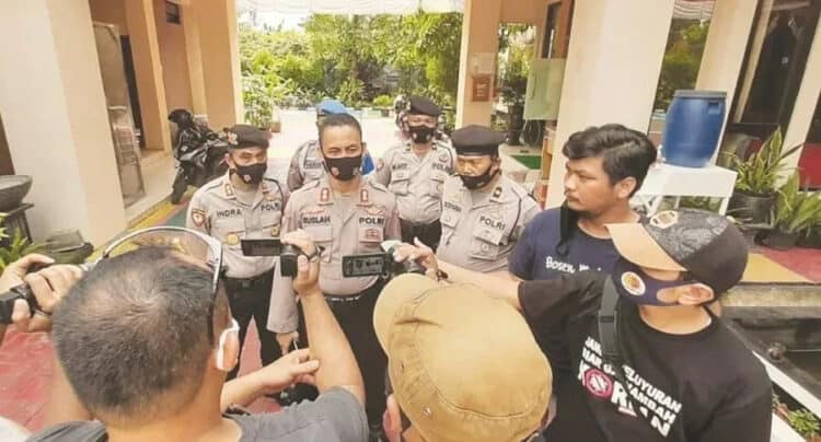 WAWANCARA: Kabag Ops Polres Metro Tangerang Kota, AKBP Ruslan Idris saat memberikan keterangan di kantor Kecamatan Pinang, Kamis (20/8). (IRFAN/SATELIT NEWS)