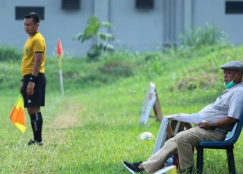 UJI COBA: Pelatih Persikota Suimin Diharja saat memantau seleksi pemain Persikota, beberapa waktu lalu. (DOKUMEN/SATELIT NEWS)