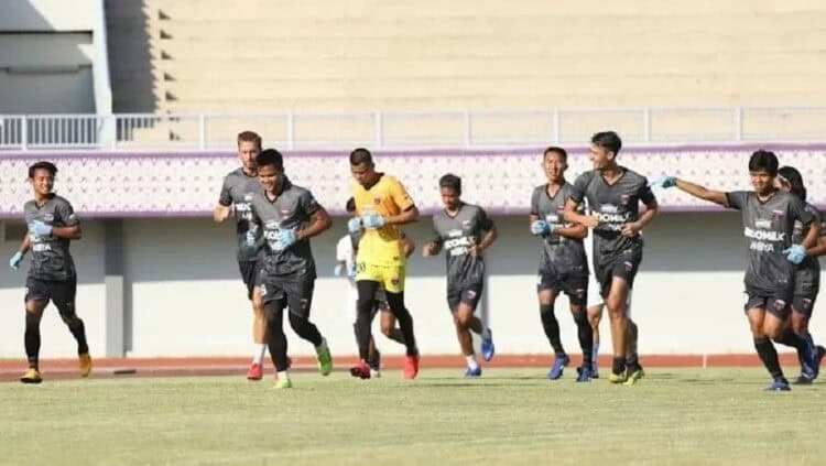 LATIHAN PERDANA PERSITA: Para pemain Persita Tangerang melakukan latihan perdana bersama setelah beristirahat selama hampir lima bulan pada masa pandemi Covid-19 serta diliburkannya kompetisi Liga 1 tahun 2020. Latihan dilakukan di Stadion Sport Centre, Kelapa Dua, Kabupaten Tangerang, Selasa (25/8). (PERSITA MEDIA UNTUK SATELIT NEWS)