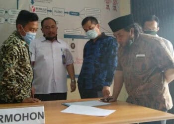 BERITA ACARA: Hendra Pranova (pasangan Krisyanto) sedang mendatangani berita acara rapat tertutup yang digelar Bawaslu Kabupaten Pandeglang, Rabu (12/8). (NIPAL/SATELIT NEWS)