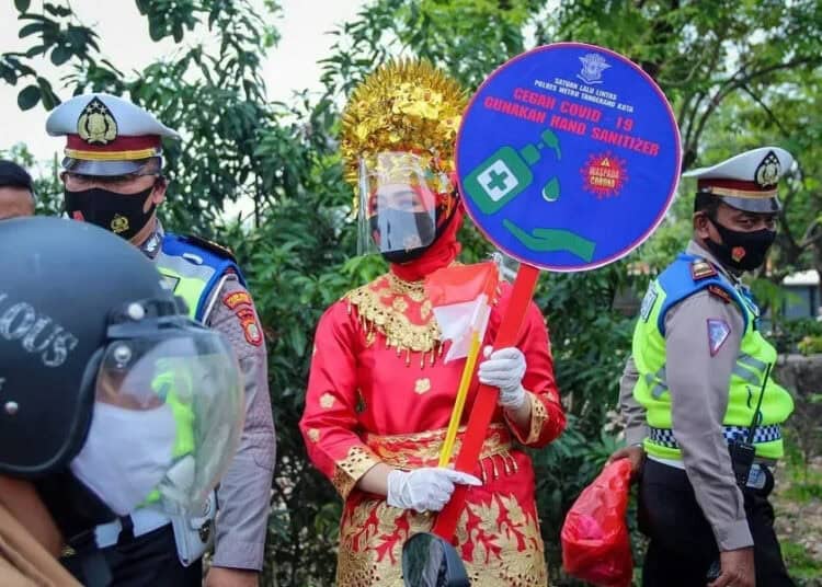 POLISI BAGIKAN MASKER (1)