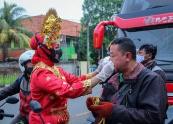 POLISI BAGIKAN MASKER (10)
