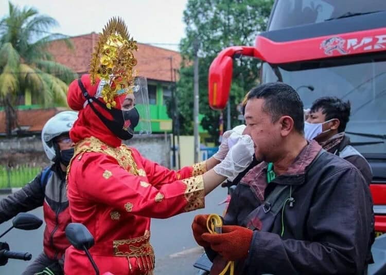POLISI BAGIKAN MASKER (10)