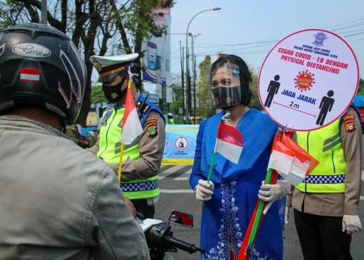 POLISI BAGIKAN MASKER (11)