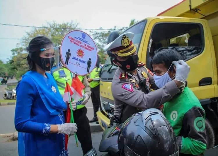 POLISI BAGIKAN MASKER (12)