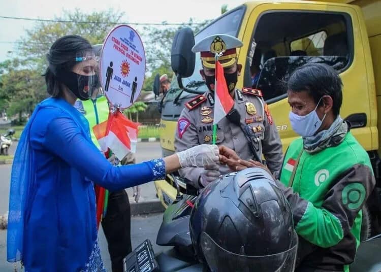 POLISI BAGIKAN MASKER (13)