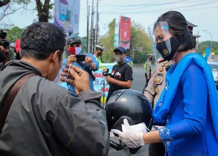 POLISI BAGIKAN MASKER (2)